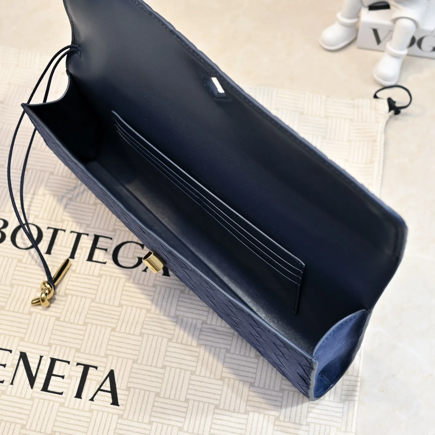 Batch 1360 #Bv Clutch long clutch bag equipped with handles, the design of the clutch bag reflects the exquisite and high-end taste ~ using exquisite craftsmanship intreccio woven suede, it can be held in the hand, carried by hand or under the arm. The metal knot embellishment exudes temperament and nobility ~ , equipped with a zipper compartment inside, it is a good companion for your daily life🧑‍❤️‍💋‍🧑, whether you are walking on the red carpet or attending a dinner, it will add a unique charm to you💞 Model: 1511 Size: 31x13x3